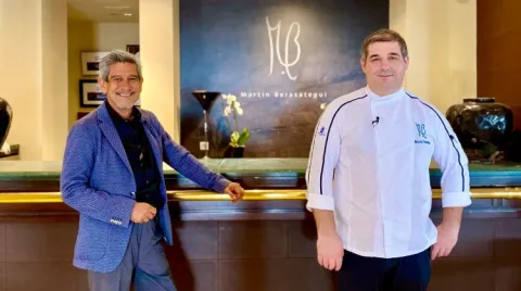 Erlantz Gorostiza, chef con dos estrellas Michelin; y Omar Santana, profesor de F&B del MBA de Turismo