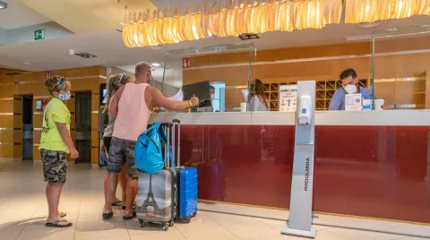 Turistas en la recepción de un alojamiento turístico de las Islas Canarias
