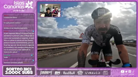 Un momento de la retransmisión en directo de Valentí Sanjuan durante el Club La Santa Ironman Lanzarote - Islas Canarias