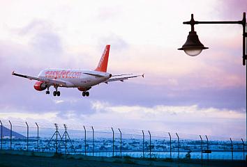 Avión de EasyJet aterrizando en el aeropuerto de Lanzarote, Islas Canarias