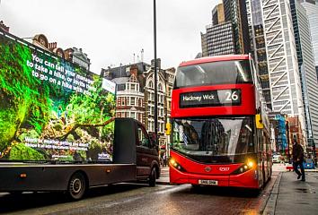 Pantalla gigante de Islas Canarias en su recorrido estratégico por las calles de Londres