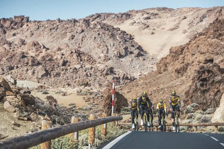 Team Jumbo-Visma, el mejor equipo ciclista del mundo en 2020, entrenando en las Islas Canarias.