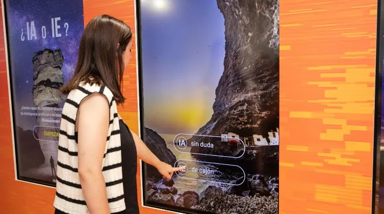 Acción de Islas Canarias en Gran Vía en la que reta a la Inteligencia Artificial 