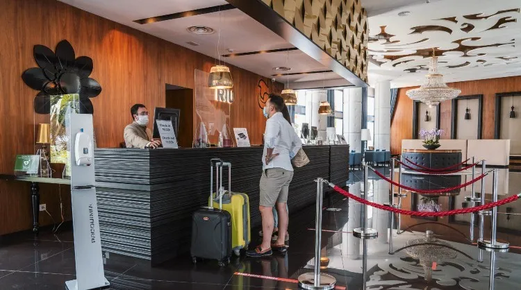 Turistas en la recepción de un hotel de las Islas Canarias