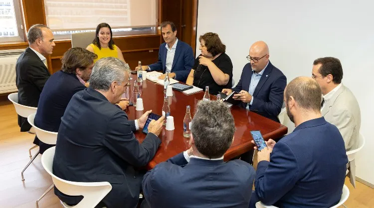 Reunión entre Turismo de Canarias, Cabildo de La Palma y representantes de las patronales turísticas para anunciar medidas impulsoras de llegada de visitantes a la isla